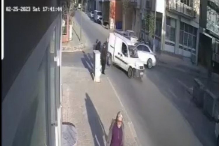 İzmir'de kazada savrulan aracın yayalara &ccedil;arptı