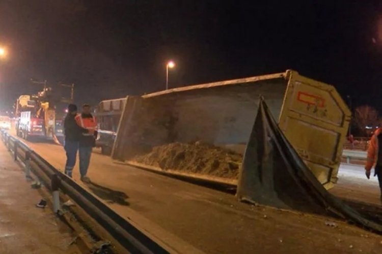 İstanbul'da hafriyat kamyonu &uuml;st ge&ccedil;ide &ccedil;arpıp devrildi