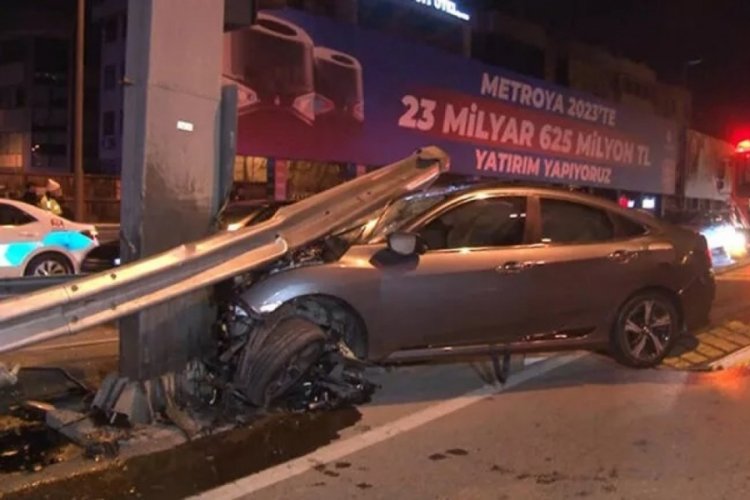 İstanbul Kadık&ouml;y'de otomobil bariyere saplandı