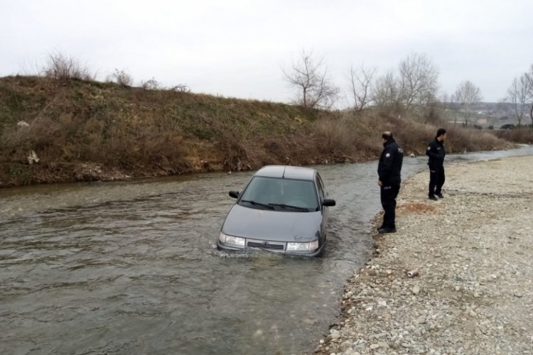 Bursa'da s&uuml;r&uuml;c&uuml;s&uuml; dereye d&uuml;şen otomobilini &ccedil;ıkaramayınca bırakıp gitti