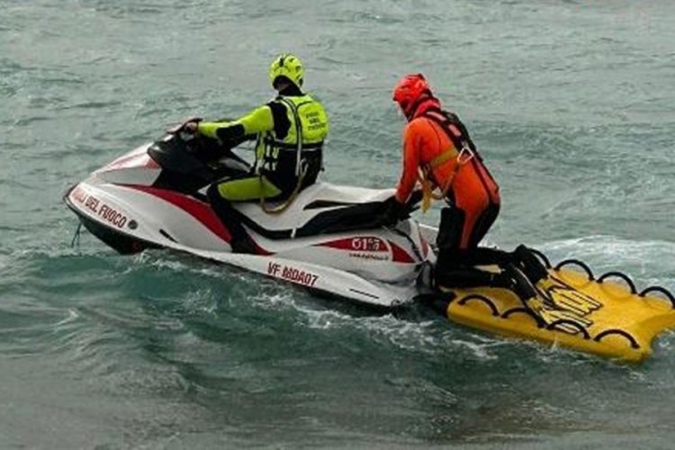 İtalya a&ccedil;ıklarında g&ouml;&ccedil;men teknesi battı: 28 &ouml;l&uuml;