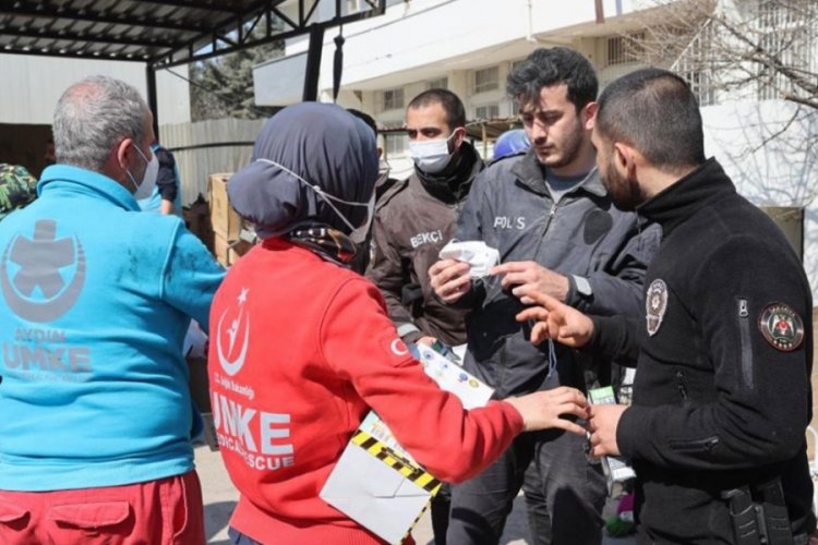 Enkazda &ccedil;alışanlara "maske" uyarısı