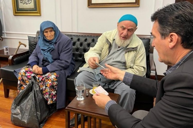 Bursa Osmangazi'de yaşlı &ccedil;iftten duygulandıran yardım