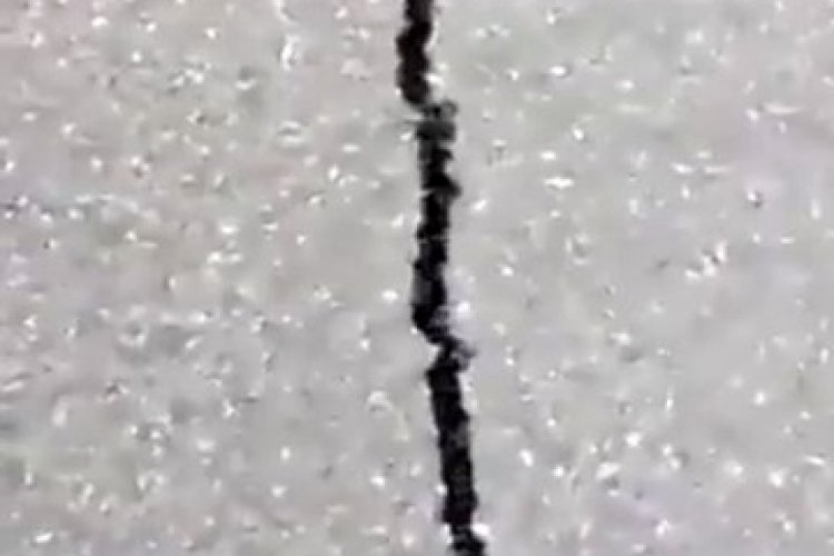Hatay'da deprem anında asfaltın g&ouml;r&uuml;nt&uuml;leri şaşkınlık yarattı