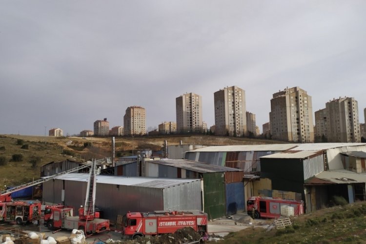 İstanbul Başakşehir'de tekstil fabrikası alev alev yandı