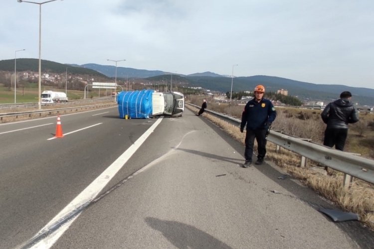 Bolu'da TEM otoyolunda kamyonet devrildi