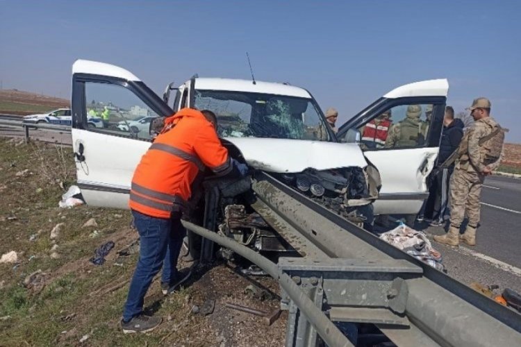 Mardin'de kamyonet bariyerlere saplandı: 2 &ouml;l&uuml;, 3 yaralı