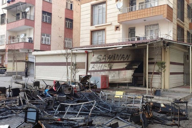 Diyarbakır'da, kavga ettikleri kişinin iş yerindeki eşyalarını sokağa &ccedil;ıkartarak yaktı