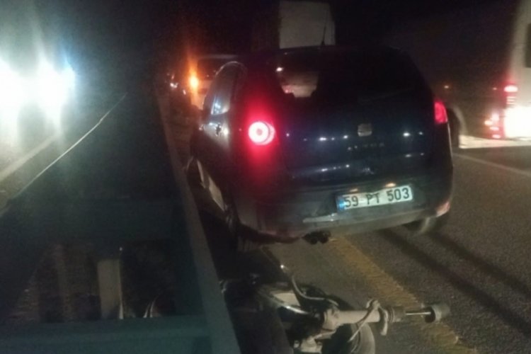 Sakarya'da D-650'de kontrolden &ccedil;ıkan otomobil bariyerlere &ccedil;arptı