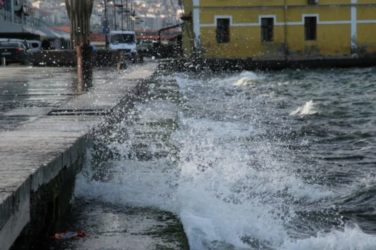 İzmir'de arabalı vapur ve yolcu gemisi seferleri iptal edildi