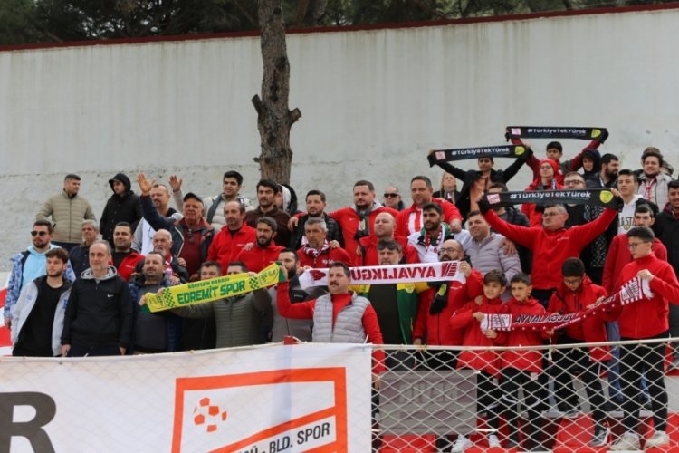 Depremzedeler i&ccedil;in Ayvalık'ta iki ezeli rakip takım, tek y&uuml;rek oldu
