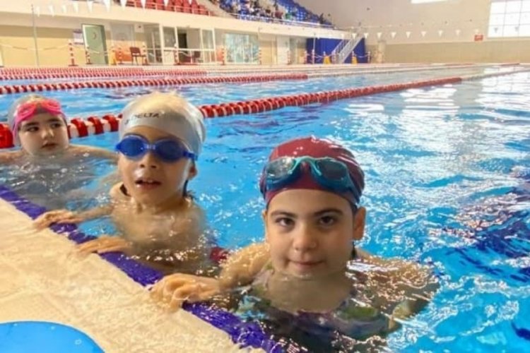Aydın'da &ccedil;ocuklar y&uuml;zme &ouml;ğreniyor