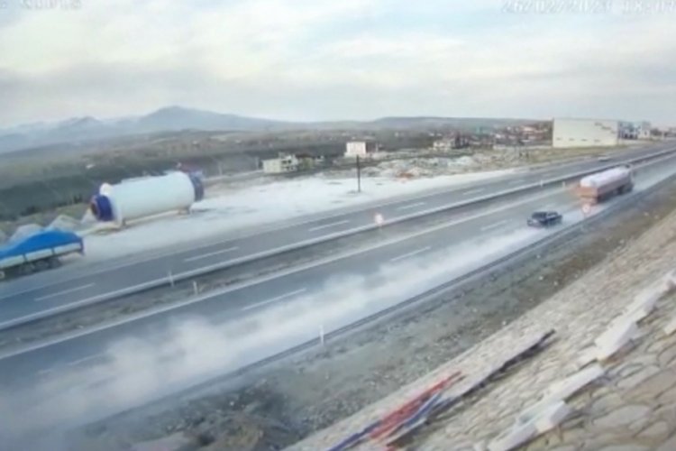 Otomobilin tıra &ccedil;arptığı kazada 1 kişi hayatını kaybetti