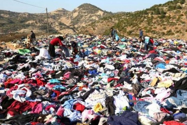 Deprem b&ouml;lgesinde yol kenarına binlerce kıyafet atıldı