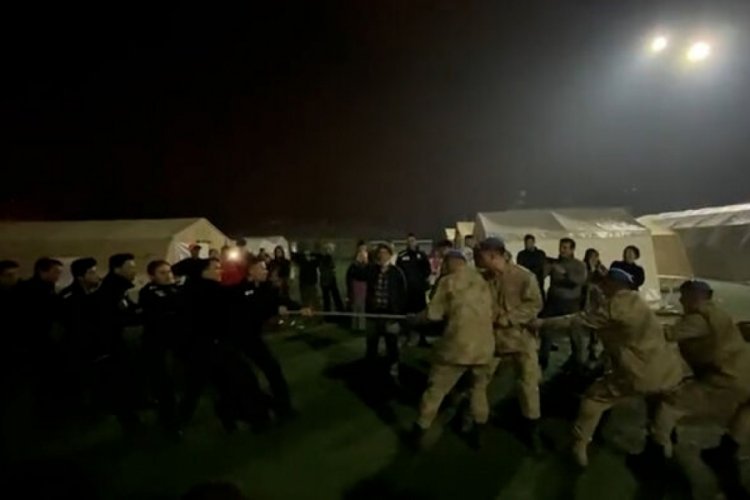 &Ccedil;adır kentte halat yarışı: Komandolar ve &Ccedil;evik kuvvet ekipleri yarıştı