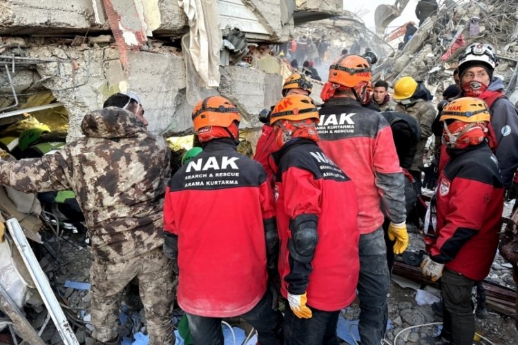 Enkazdan sağ kurtarılan Cemal, Bursalı ekibin y&uuml;reğini dağladı