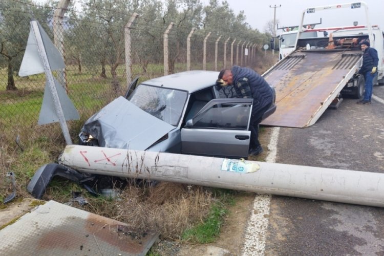 Bursa'da otomobil elektrik direğine &ccedil;arptı