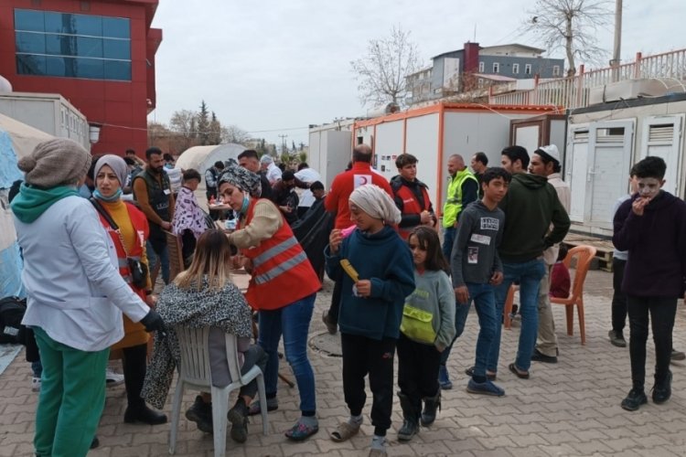 Diyarbakırlı 22 kuaf&ouml;r, Kahramanmaraş'ta depremzedelerin bakımını yaptı