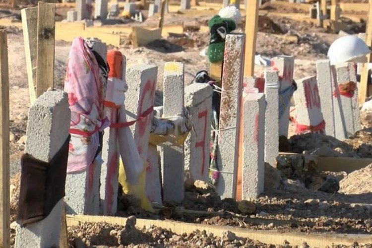 Yakınlarının mezarını bulmak i&ccedil;in mezar başına eşya bıraktılar