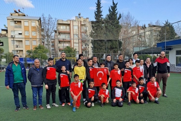 Depremzede &ccedil;ocuklar, halı saha ma&ccedil;ında moral buldu