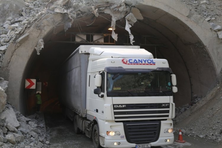 Heyelan nedeniyle kapanan Artvin-Erzurum karayolu trafiğe a&ccedil;ıldı