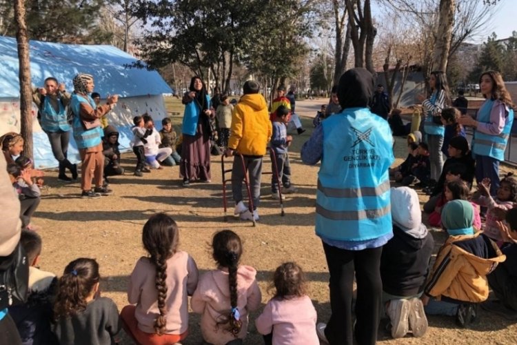 &Ouml;ğretmenler depremzede &ccedil;ocuklara &ouml;nce hediye verdi, sonra oyunlar oynadı