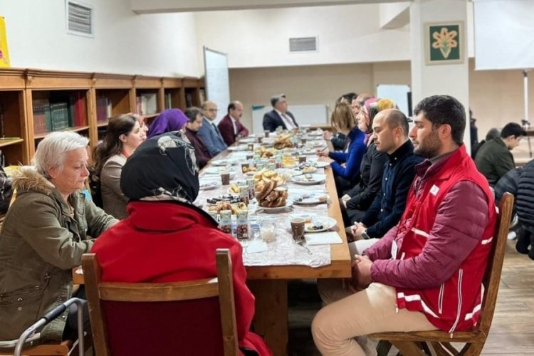 Skandallar bitmiyor: Depremzedeler yerde protokol masada kahvaltı etti