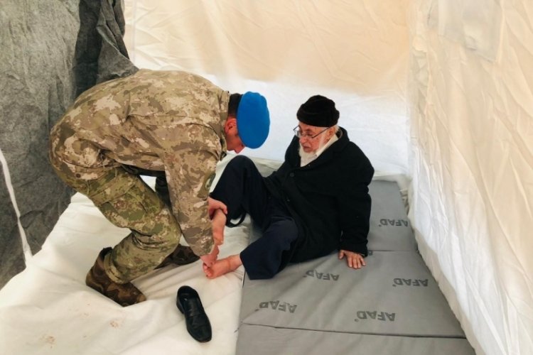 MSB'nin deprem b&ouml;lgesinde sağlık faaliyetleri devam ediyor