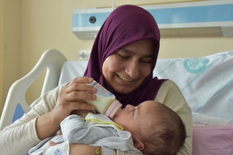 Anne ve bebeği depremin ardından 21 g&uuml;n sonra buluştu