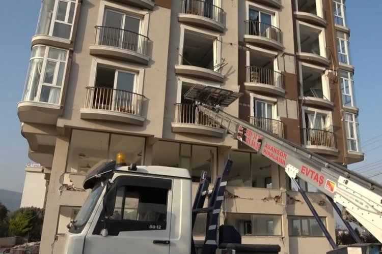 &Ouml;l&uuml;m&uuml; g&ouml;ze alıp, hasarlı binalardan eşya taşıdılar