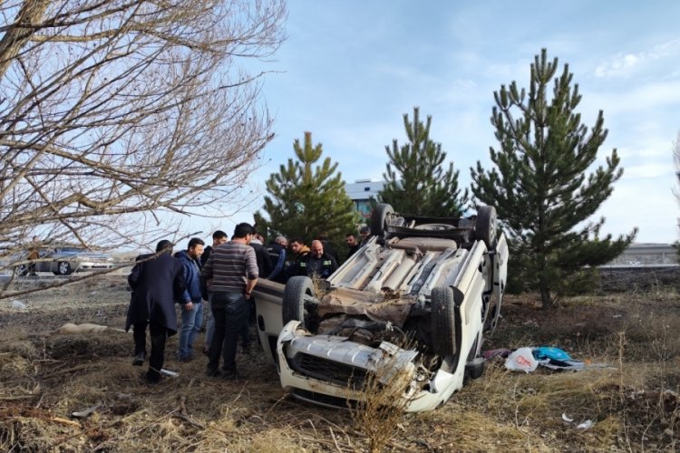 Sivas'ta bir ara&ccedil; şarampole u&ccedil;tu: 2 ağır yaralı