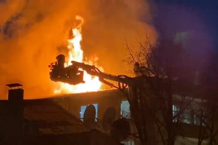 Bursa İneg&ouml;l'de apartmanın &ccedil;atı katı alev alev yandı