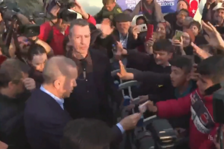 Cumhurbaşkanı Erdoğan'ın, depremzede &ccedil;ocuklara para dağıtması g&uuml;ndem oldu