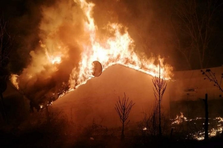 Bursa Keles'te ahşap ev k&uuml;le d&ouml;nd&uuml;&nbsp;