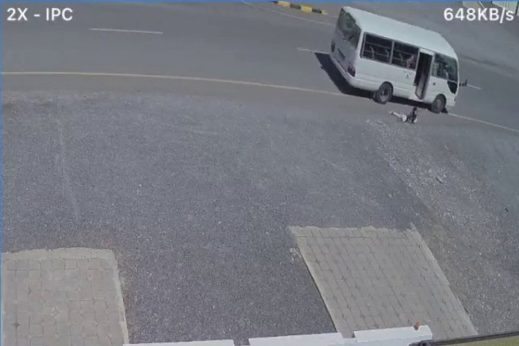 Umman'da k&uuml;&ccedil;&uuml;k kız hareket halindeki minib&uuml;sten d&uuml;şt&uuml;
