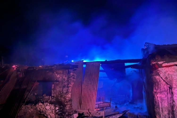 Burdur'da &ccedil;ıkan yangında ev, samanlık ve ahır kullanılamaz k&uuml;le d&ouml;nd&uuml;