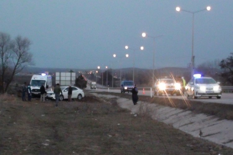 &Ccedil;orum'da otomobil tırın lastiğine &ccedil;arptı: 1'i &ccedil;ocuk, 3 yaralı