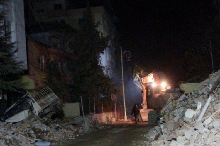 Malatya'da anne baba enkazdan iyi haber bekliyor