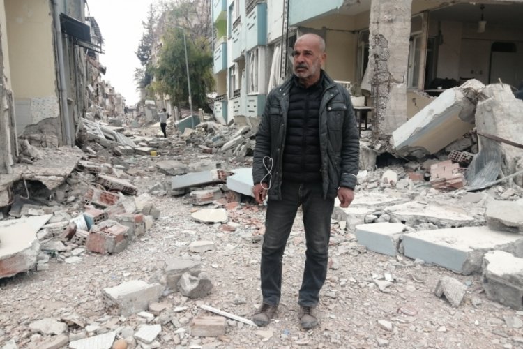 Depremde mahalle yerle bir oldu, geride sadece muhtar kaldı