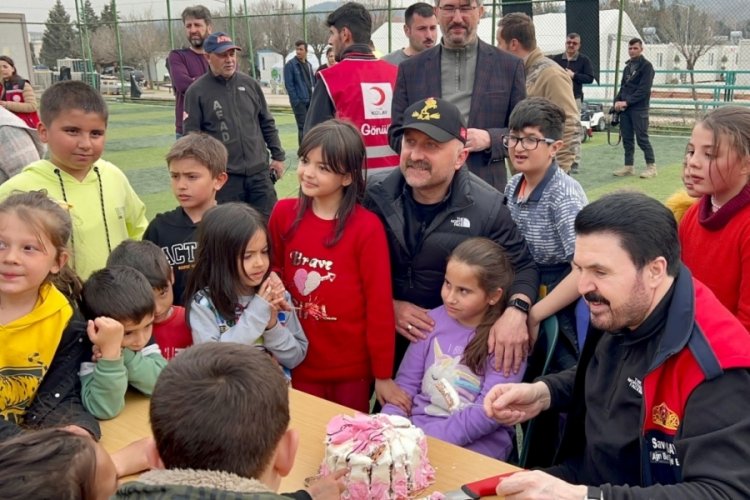 Depremzede Ecrin'e doğum g&uuml;n&uuml; s&uuml;rprizi