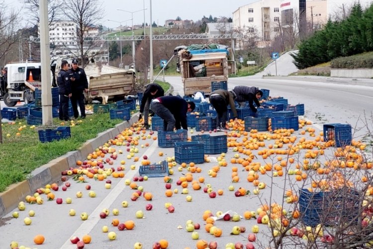 Samsun'da meyve y&uuml;kl&uuml; kamyonet kaza yaptı, meyveler yola sa&ccedil;ıldı