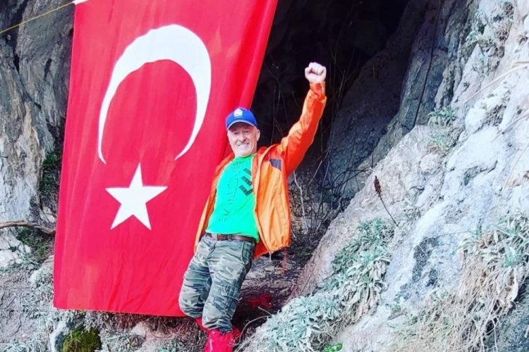 Dağcı Yüksel Esen, Şahinkaya Mağarası'na Türk bayrağı astı 