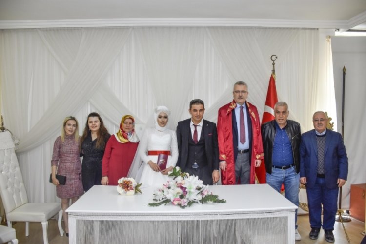 Depremzede &ccedil;ift Bursa'da d&uuml;nya evine girdi