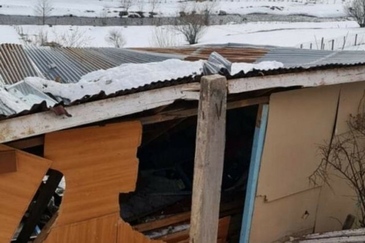 Ordu'da kar k&uuml;tlesinin d&uuml;şt&uuml;ğ&uuml; evin duvarı yıkıldı