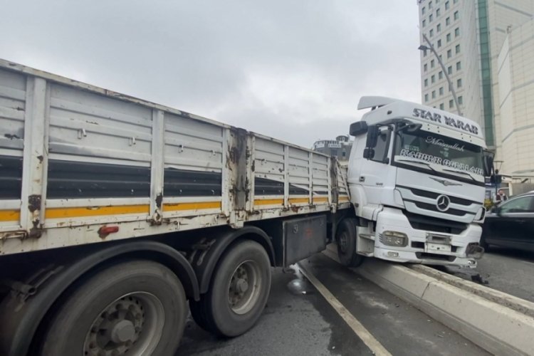 İstanbul'da TIR yolcu minib&uuml;s&uuml;ne &ccedil;arptı! 1 yolcu yaralandı