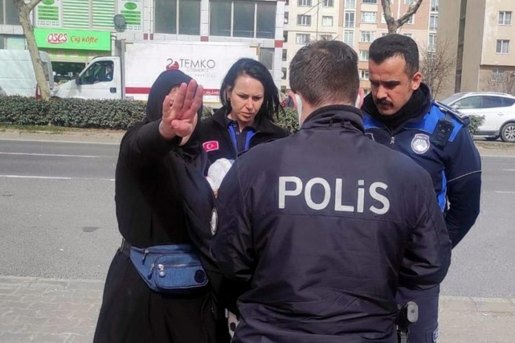 Dilenen kadının kucağındaki kundaktan bebek &ccedil;ıkmadı
