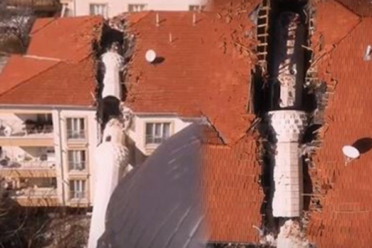 Adıyaman'da cami minaresi binayı ikiye b&ouml;ld&uuml;