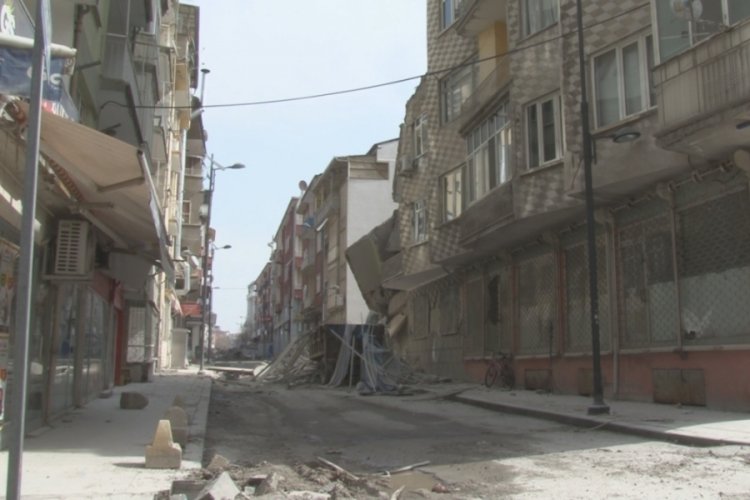 Malatya'da ağır hasarlı bina bir anda yıkıldı!