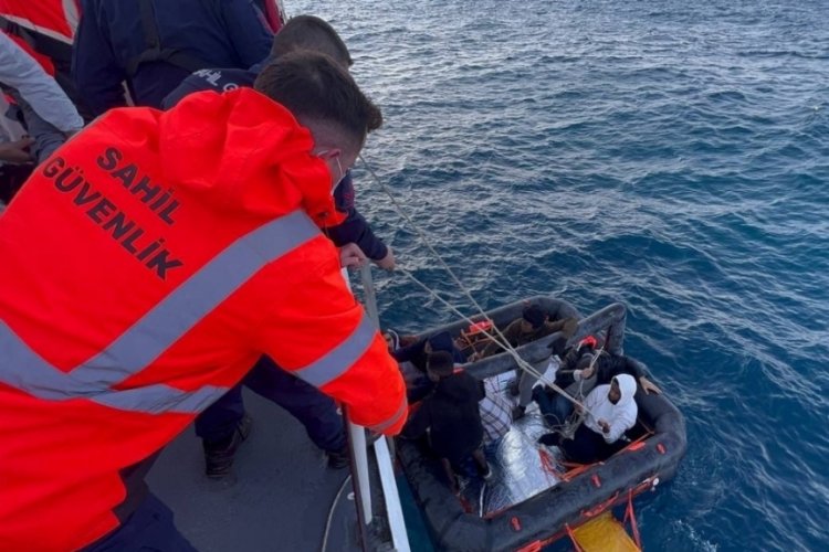 Balıkesir'de 9 d&uuml;zensiz kurtarıldı