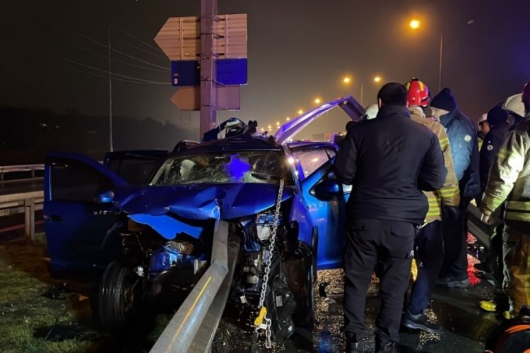 İstanbul'da otomobil bariyere saplandı: 1 &ouml;l&uuml;
